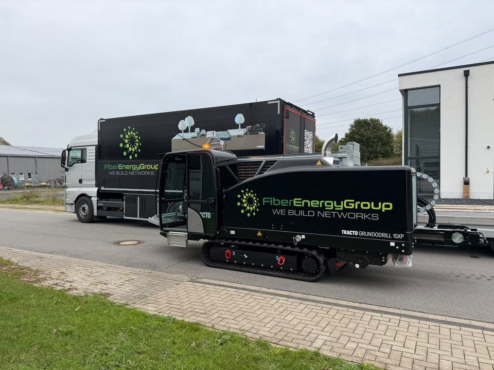 Spülbohrgerät auf Raupenfahrwerk vor dem Lkw für den Gerätetransport